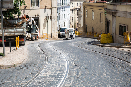 Tram slingerend door Lissabon