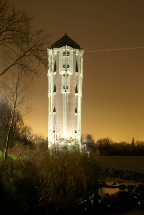 watertoren in de nacht