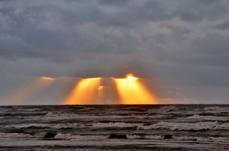 stormachtig aan zee -3-