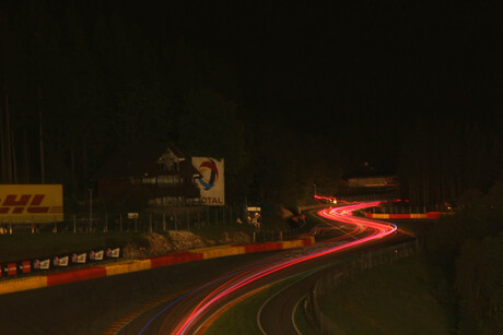 Eau Rouge bij avond