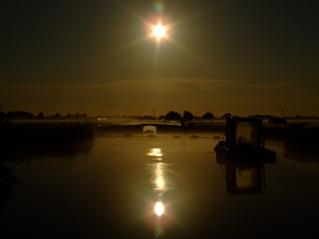 Baggerschuit bij maanlicht