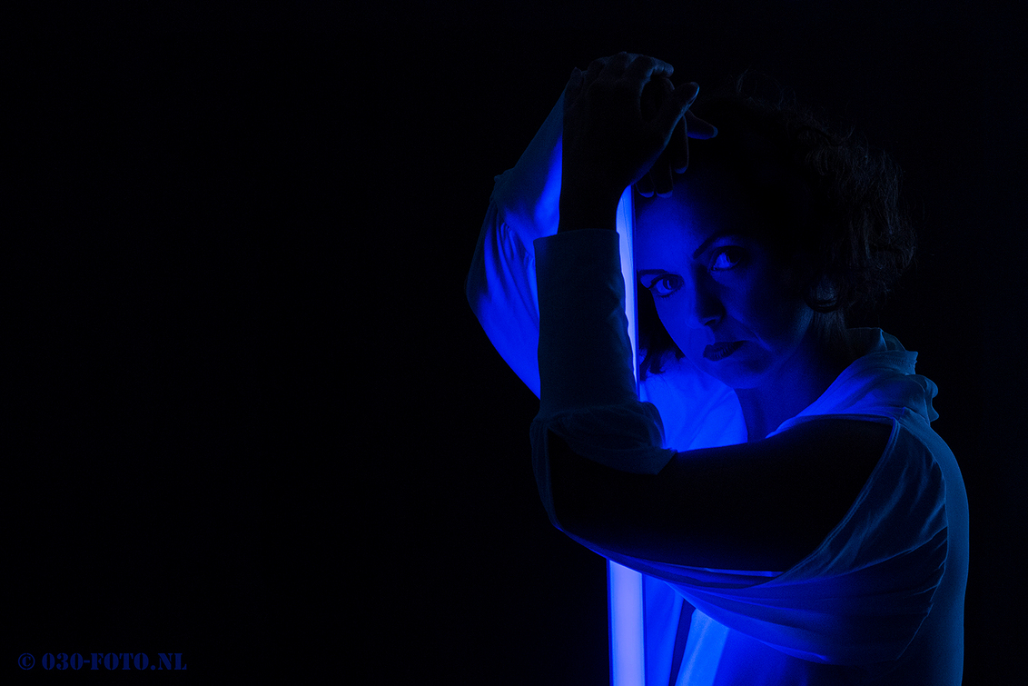 Light Experiment II - Model: Astrid
Enige lichtbron is een TL met UV licht.
ISO 3200
f/5.6
1/125

Geen aanpassingen aan witbalans 
(Dus geen "verkeerde" witbalans t - foto door fransg op 29-07-2014 - deze foto bevat: licht