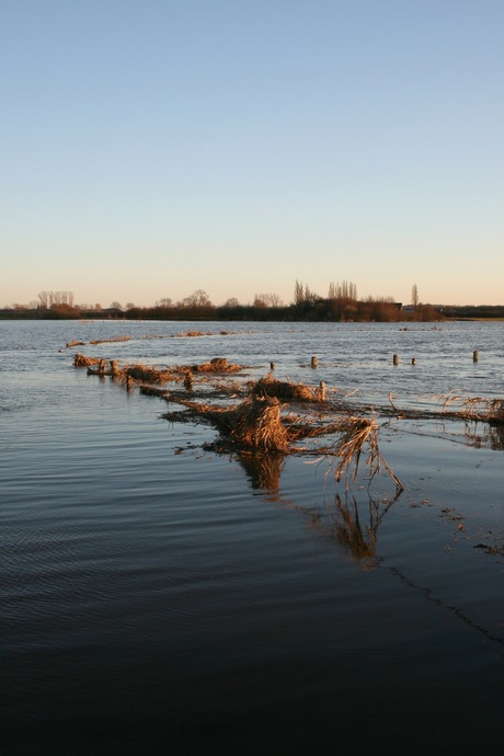 Hoogwater en weg is de weg