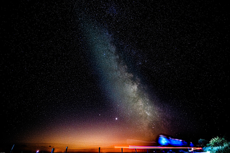 Sterrenhemel boven Vlieland met fietsers in de nacht