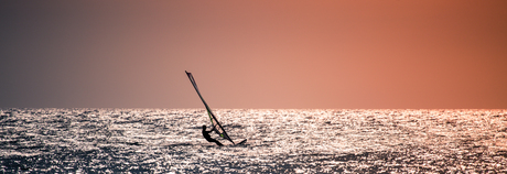 Surfer zonsopkomst in Spanje