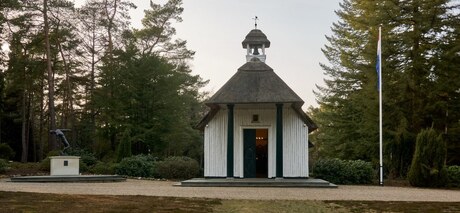 Kapel en standbeeld Ereveld Loenen