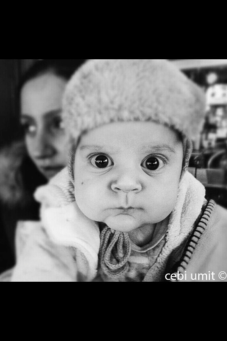 Zoontje kijkt aan zijn papa