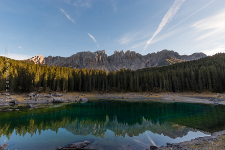 Lago di Carezza voor zonsondergang