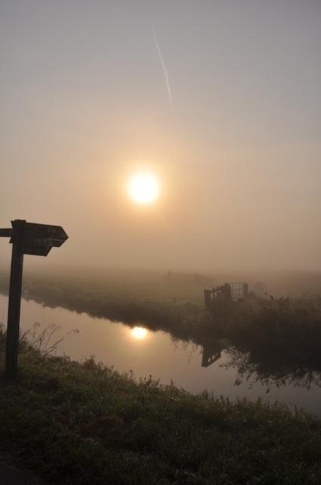 Zonsopkomst in de mist