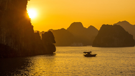 Vietnam Bai Tu Long bay