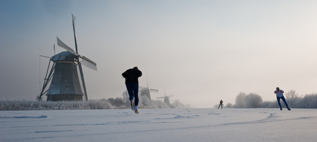 schaatsers bij Kinderdijk