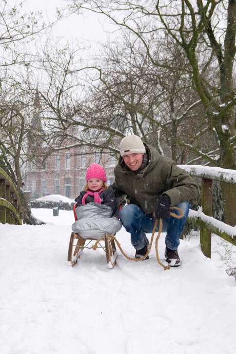 papa en Lieke in de sneeuw