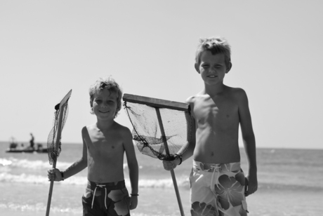 Jelle en Jurre op het strand