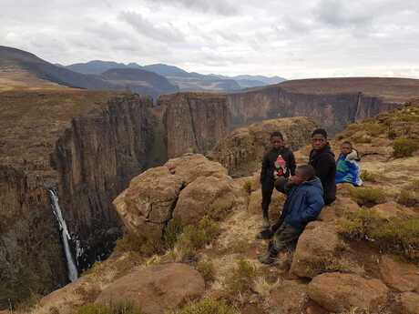 Spelende kinderen bij waterval in Lesotho