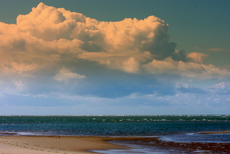 Mooie wolken boven strand Renesse