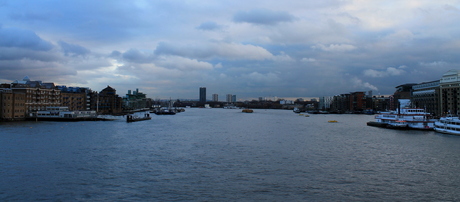 Vanaf de Tower Bridge London