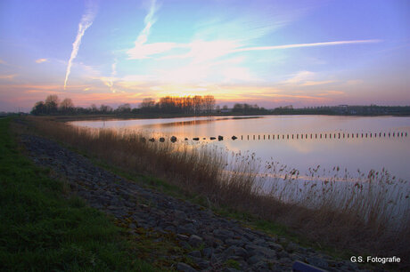 Zonsondergang op de dijk