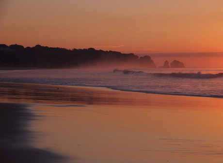 stuivend water strand Alvor bij zonsopkomst