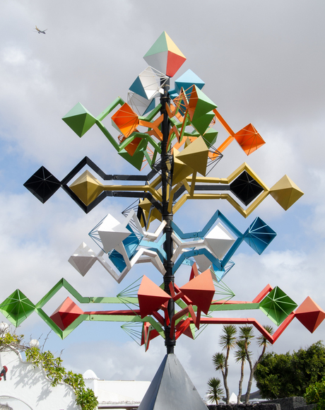 Lanzarote 21 - een van Manriques windsculpturen bij de ingang van zijn huis in Tahiche