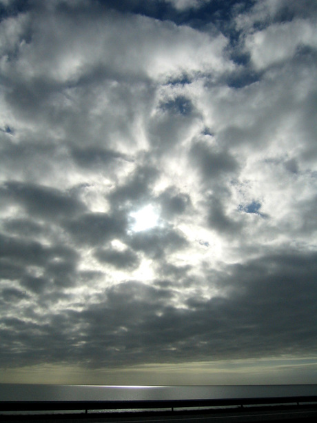 hevige wolken boven ijsselmeer