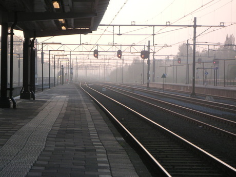 Station gouda met mist