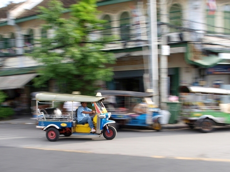 Een tuk-tuk scheurt voorbij