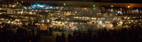Markt met allerlei eten op plein in Marrakech
