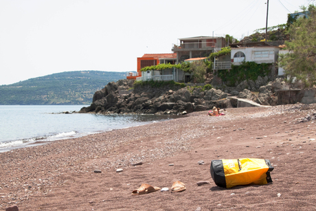 Luieren op het rode strand bij Tsonia op Lesbos