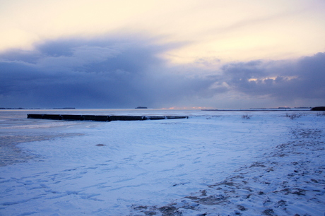 Het besneeuwde strand van Lemmer