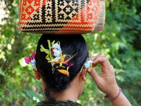 Balinese tijdens een ceremonie