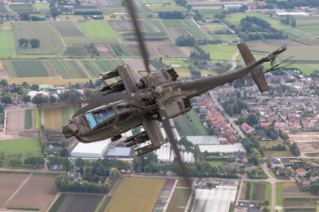 Apache gevechtshelikopter boven Brabant