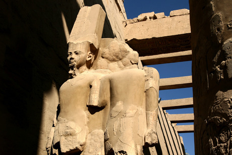 Beelden bij Karnak tempel