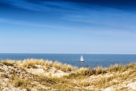 Zeilboot achter de duinen