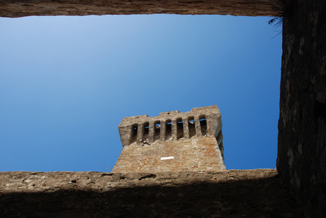 doorkijkje in kasteel in Populonia in Italie