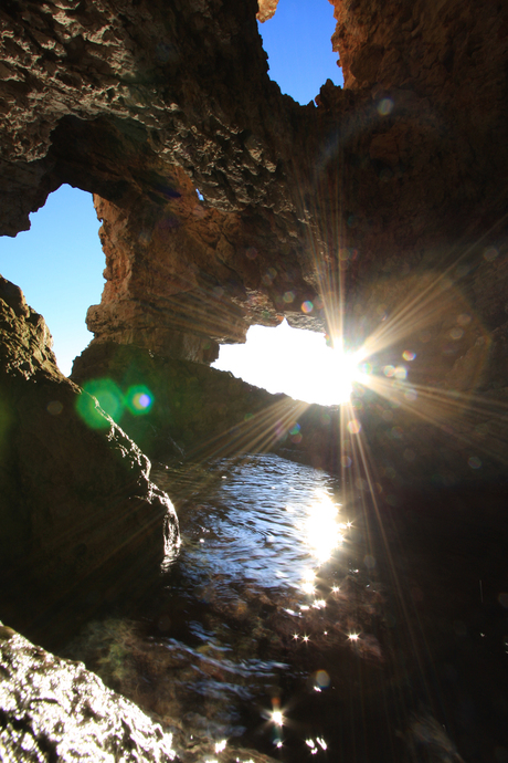 De eerste zonnenstralen dringen de grot binnen