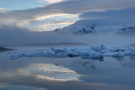 Setting sun over Fjallsárlón