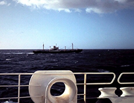 VISSERSBOOT NAAST DE TANKER