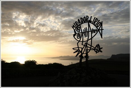 Lanzarote zonsondergang achter beeld César Manrique