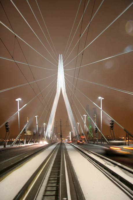 erasmusbrug in de sneeuw