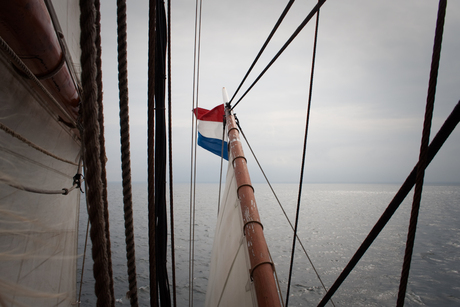 Nederlandse vlag op zee