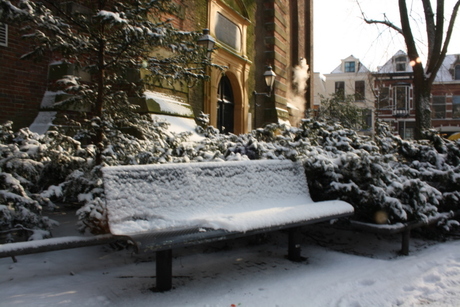 zonnige A-kerk in de sneeuw