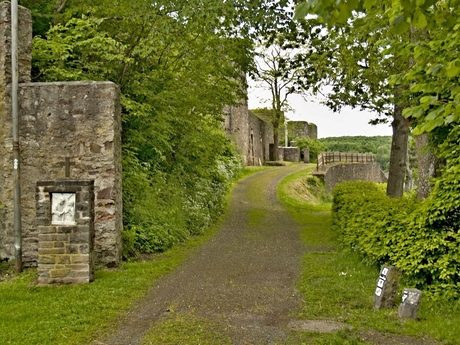 Toegangsweg naar de ruïne van de Oberburg van Ulmen.