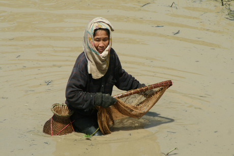 vissende vrouw in Thailand