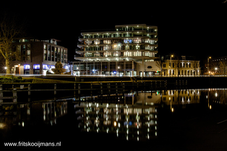 Amicitia gebouw bij nacht in Leeuwarden