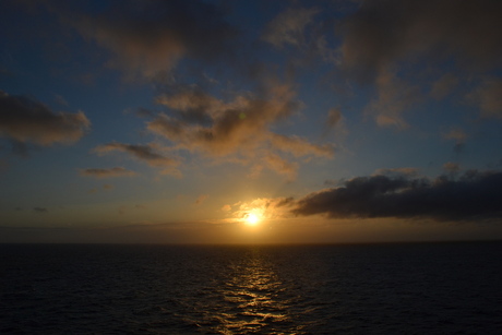 prachtige zonsondergang op zee