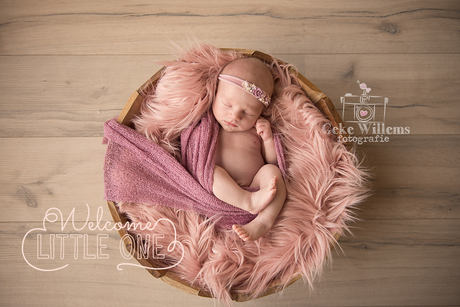 Newbornmeisje in roze