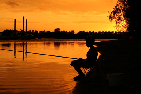 Aaron aan het vissen