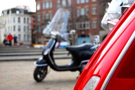 2 Vespa's (de dam Amsterdam)