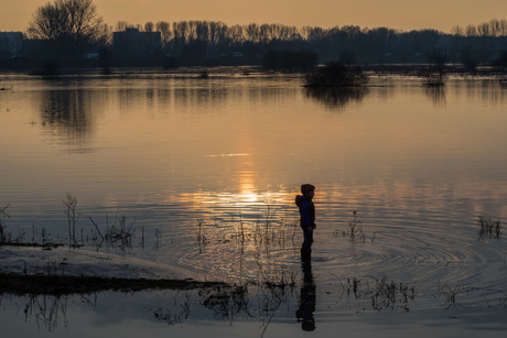 Hoog water bij zonsondergang