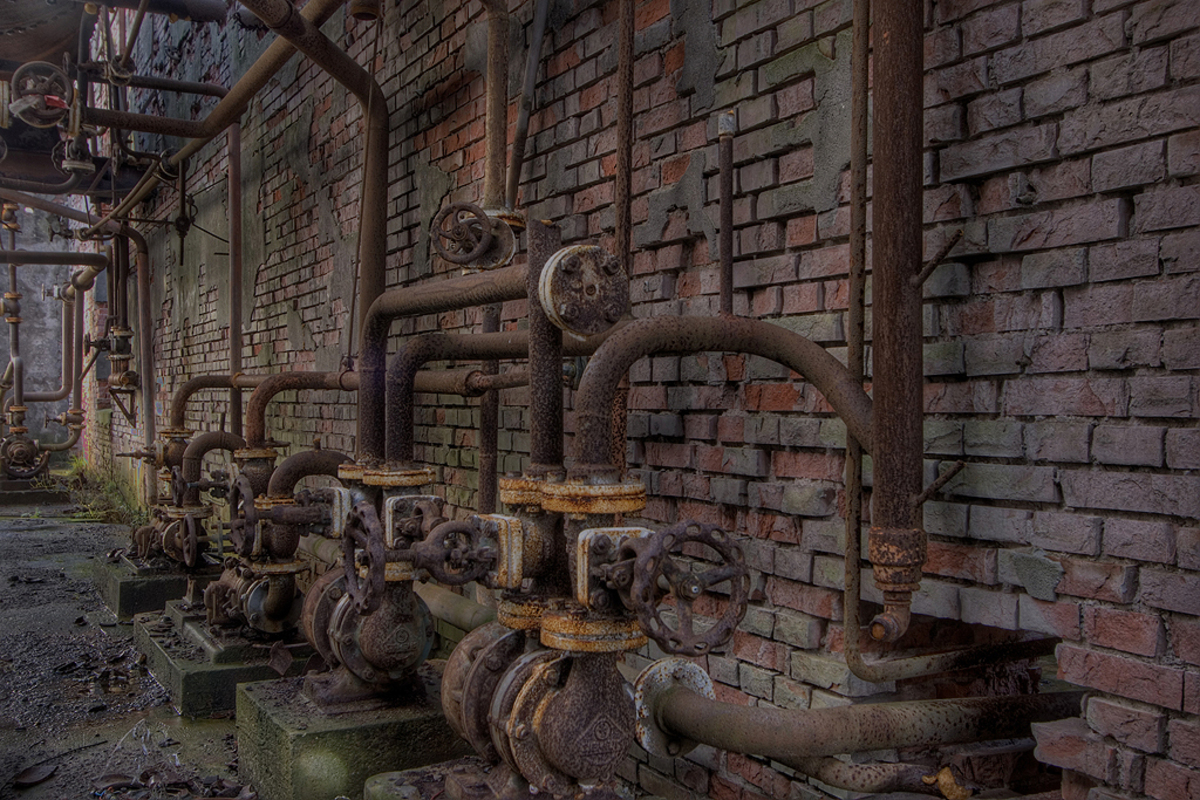 Фабрика на английском языке. Старый заброшенный завод. Заброшенные трубы. Старый завод внутри. Внутри старого завода.